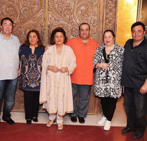 kapoor-family-rishi-kapoor-with-his-sisters-brothers-mother