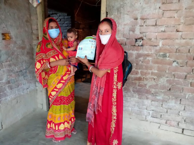 बाढ़ के खतरे के बीच गांव के लोगों को कोरोना के प्रति कर रहीं  जागरूक