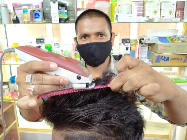 कोरोना काल में सावधानी के साथ हो रहा है सैलून दुकान का संचालन 