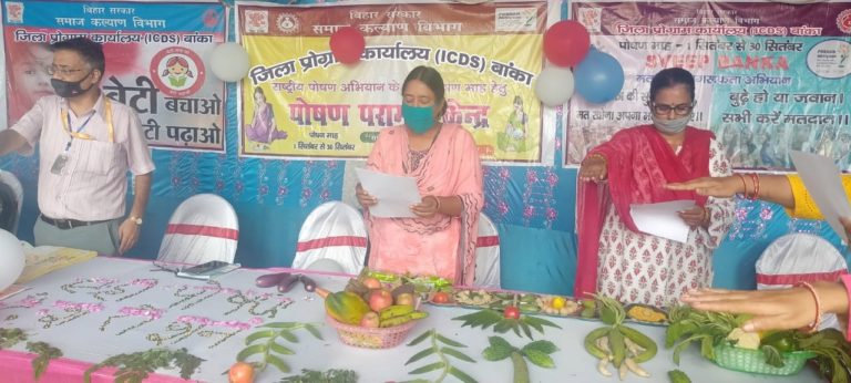 पोषण परामर्श केंद्र पर लोगों को मिल रही पोषण संबंधित जानकारी 