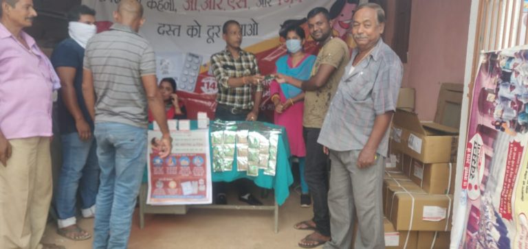 बच्चों का खिलाई गई एल्बेंडाजोल की गोली