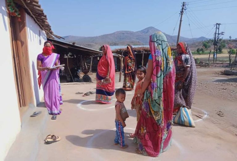 आंगनबाड़ी सेविका द्वारा घर घर जाकर दूध का किया जा रहा वितरण