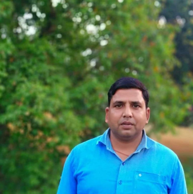 मंदिर में कोरोना की गाइडलाइन का करा रहे पालन