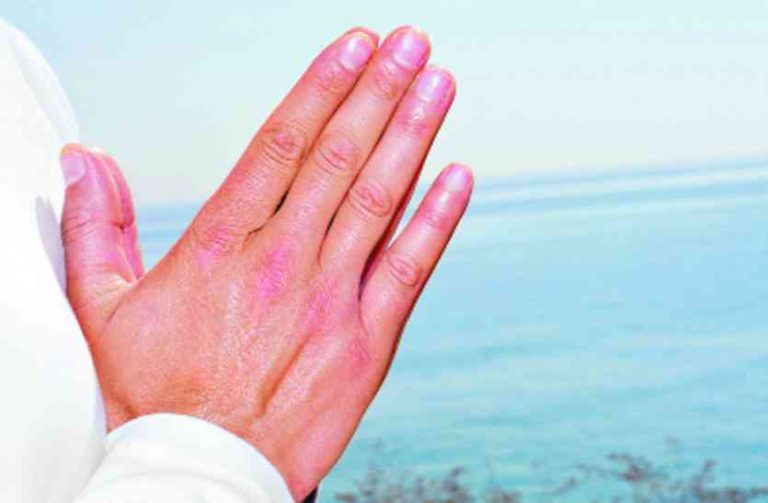 घर आने वालों का हाथ जोड़कर करें अभिवादन