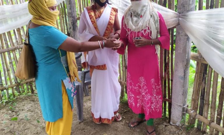 किशोरावस्था में एनीमिया रोकथाम के लिए घर-घर जाकर आयरन की दवा बाँट रहे हैं स्वास्थ्यकर्मी
