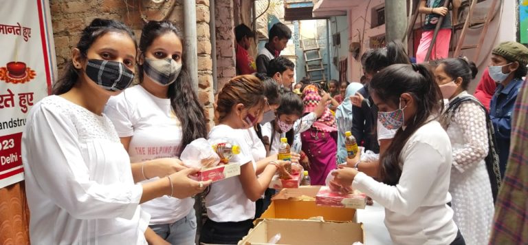 हेल्पिंग हैंड ट्रस्ट ने मनाई गरीबों संग दिवाली