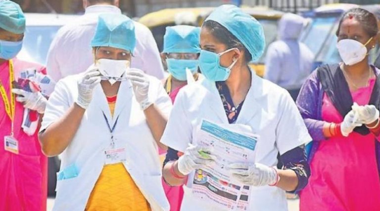 पुरुष नसबंदी को घर-घर जाकर लोगों को जागरूक कर रही हैं आशा कार्यकर्ता