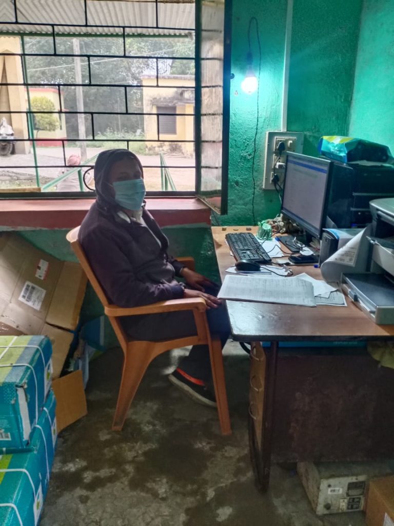 खुद कोरोना संक्रमित होने के बावजूद लोगों की सेवा में डटे रहे डाटा ऑपरेटर कृष्ण नंदन कुमार