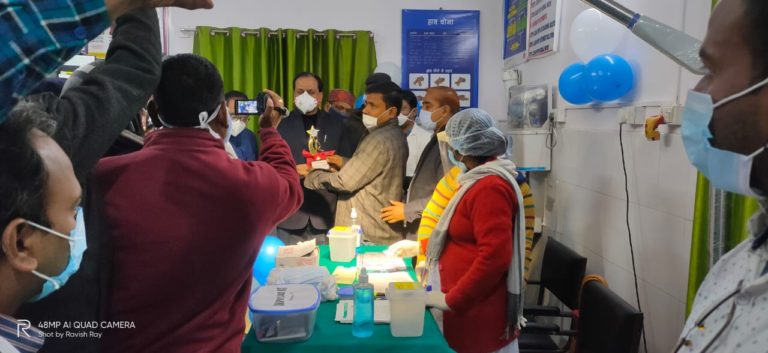 कालाजार तकनीकी सुपरवाइजर रत्नेश चन्द्र पाण्डेय को जिलेभर में पहला टीका लगा