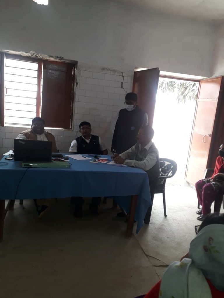 शहरी प्राथमिक स्वास्थ्य केंद्र में फ्रंटलाइन वर्करों को लगे कोरोना के टीके