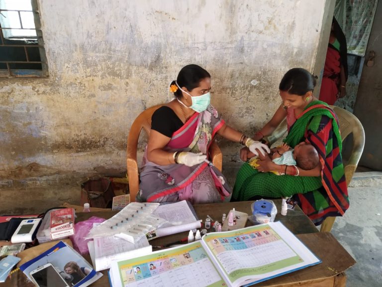 ग्रामीण क्षेत्रों में हाइपरटेंशन के महत्व को समझा रही एएनएम मंजू वर्मा