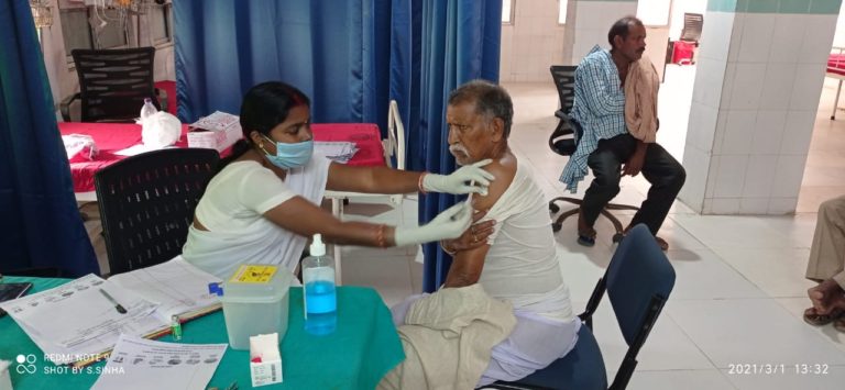 18 केंद्रों पर लगे बीमारों और बुजुर्गों को कोरोना के टीके