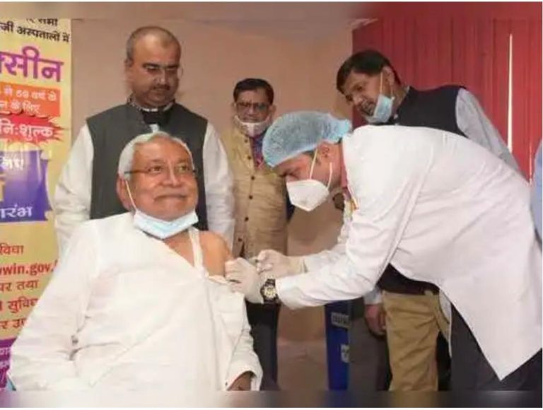 मुख्यमंत्री नीतीश कुमार ने लिया कोविड-19 का टीका