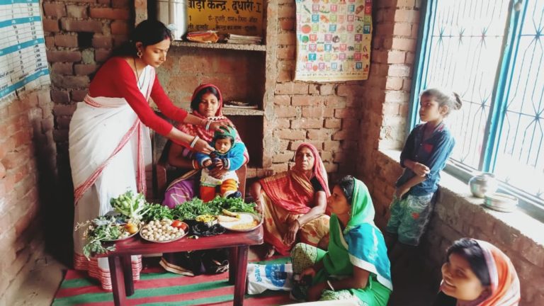 गर्भवती एवं धात्री महिलाओं को सही पोषण की जानकारी दे रहीं सेविका मुन्नी कुमारी