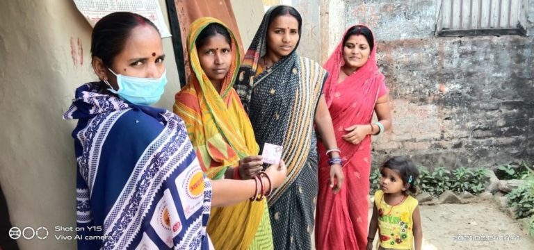 होली में घर आए प्रवासियों को परिवार नियोजन को लेकर जागरूक कर रही हैं आशा कार्यकर्ता