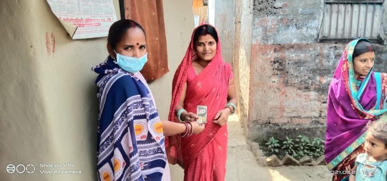 आशा कार्यकर्ता क्षेत्र में बांट रही हैं परिवार नियोजन किट