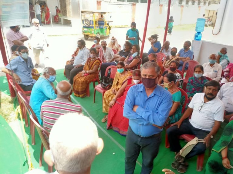 टीकाकरण केंद्रों पर कोरोना गाइडलाइन का कराया जा रहा पालन