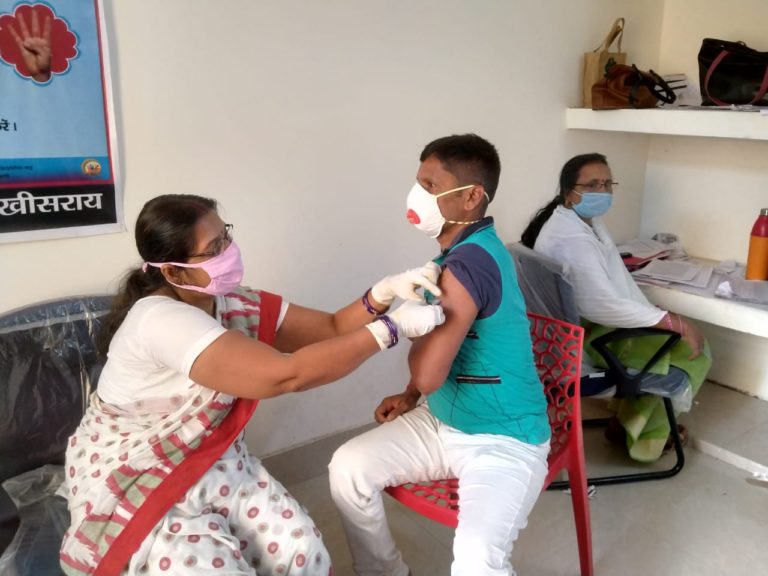 फ्रंटलाइन वर्कर के रूप में लखीसराय जिले में पत्रकारों को भी लगने लगा कोविड-19 का टीका
