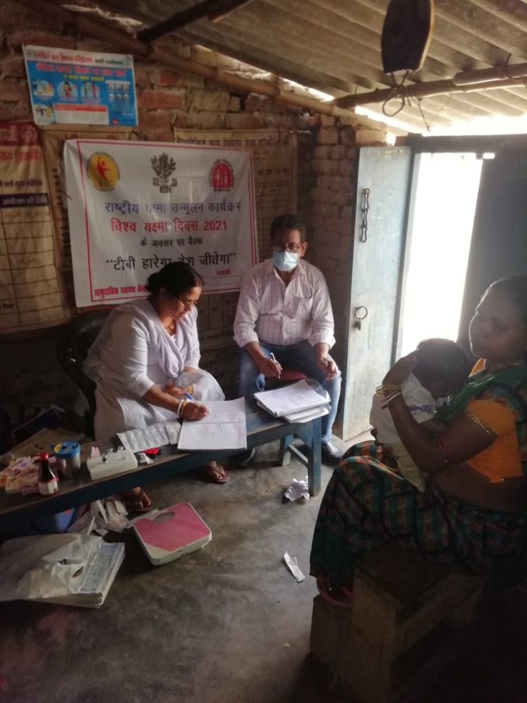 कोरोना संक्रमण कि की दूसरी लहर के बीच जिले में लगातार जारी है नियमित टीकाकरण