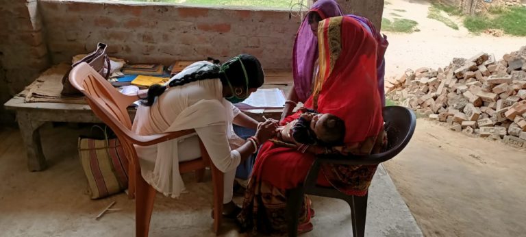 गृह भ्रमण कर नवजात शिशु का केयर इंडिया की टीम ने किया स्वास्थ्य अवलोकन, दी गई आवश्यक सलाह