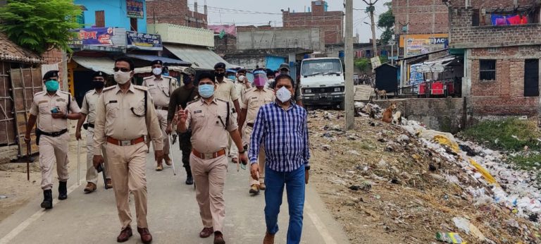 लॉकडाउन का पालन कराने के लिए सड़क पर उतरे प्रशासनिक अधिकारी