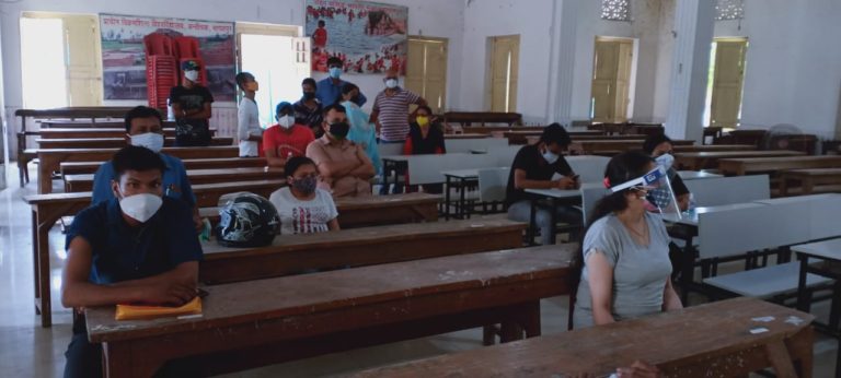 युवाओं में संक्रमण नहीं फैले, जिला स्कूल में हुआ टीकाकरण