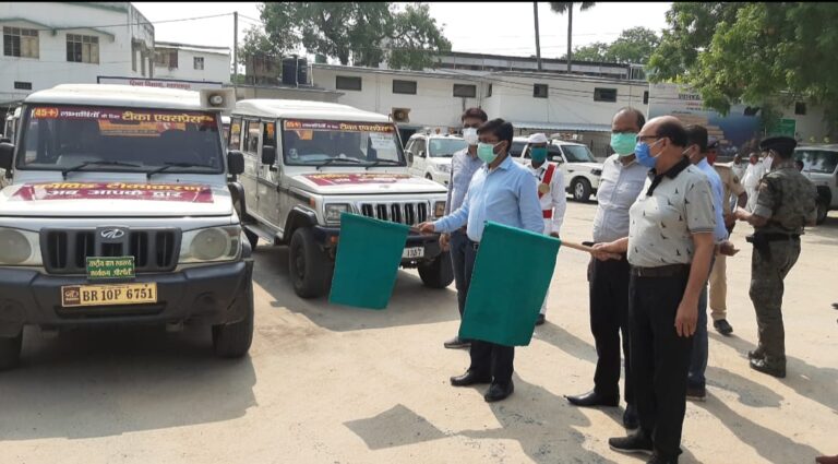 21 टीकाकरण रथ को जिलाधिकारी ने हरी झंडी दिखाकर रवाना किया