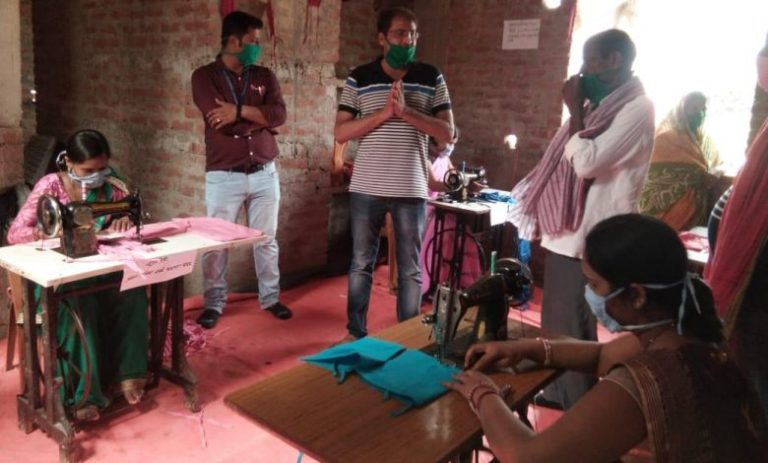 सस्ती कीमत में सूती कपड़े का  डबल लेयर मास्क उपलब्ध करा रही जीविका दीदी