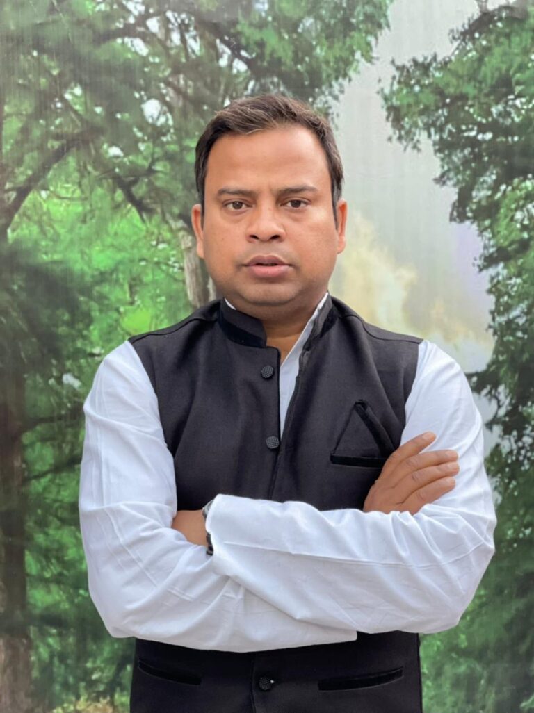 युवाओं के बीच शिक्षा एवं रोजगार पर अलख जगा रहे हैं डॉ. अजय 