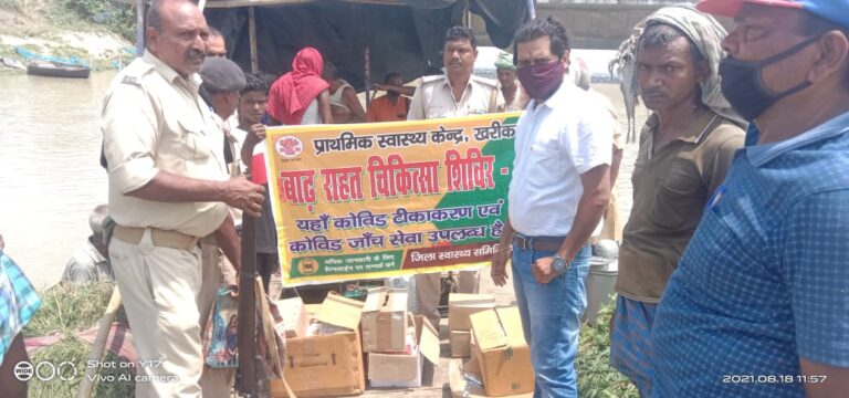 बाढ़ में नाव पर सवार होकर ग्रामीणों को पहुंचाई जा रही स्वास्थ्य सुविधाएं