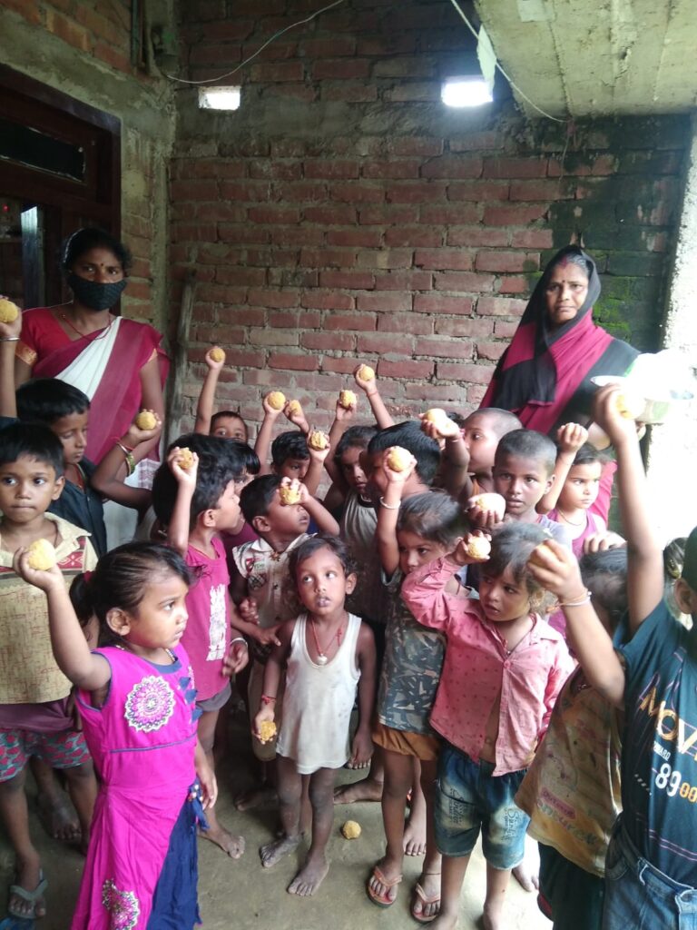 कोविड प्रोटोकॉल के साथ ऑगनबाड़ी केंद्रों में बच्चों के बीच पोषणयुक्त लड्डू और दूध का वितरण