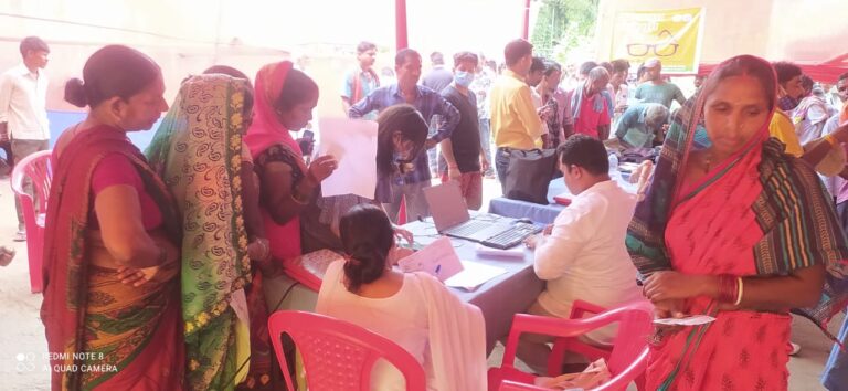 महाअभियान के एक दिन बाद भी टीका लेने वालों की उमड़ी भीड़