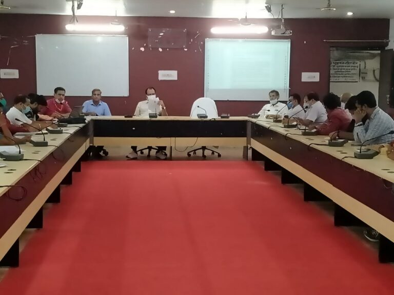 परिवार नियोजन के प्रति लोगों को जागरूक करने में अहम भूमिका निभा सकती हैं  सेविका- सहायिका और जीविका बहनें : डीएम
