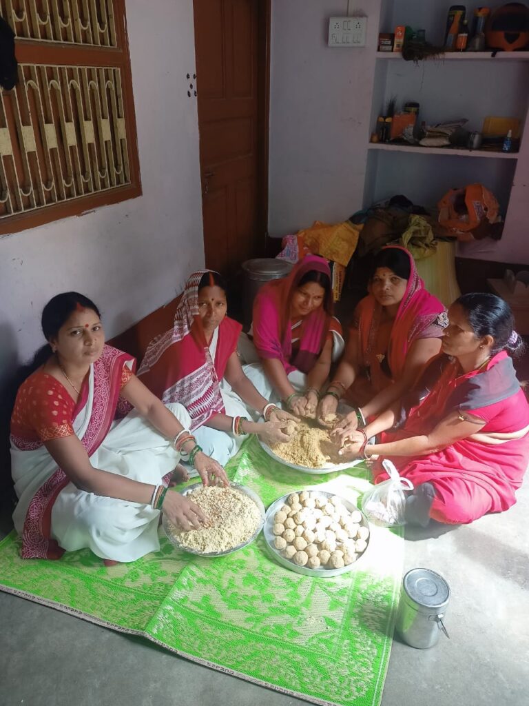 बाढ़ राहत शिविर में शरण लिए बच्चों के लिए उपलब्ध कराया दूध और पोषण लड्डू