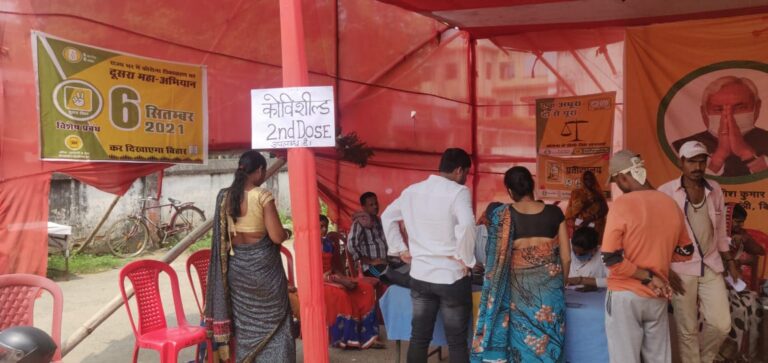 एक-दूसरे को देखकर कोरोना का टीका लेने की मची होड़