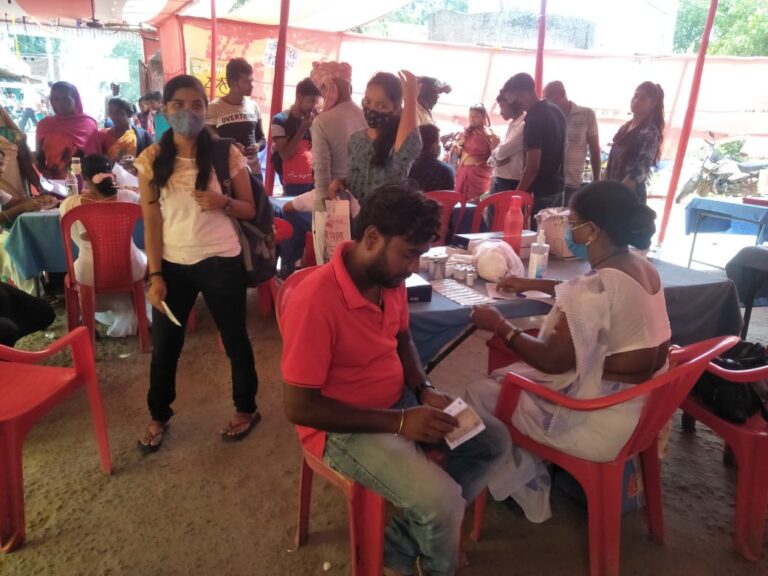 कोरोना का टीका लेने के बाद महिलाएं बोलीं … दूसरे को भी टीका लगवाने को कहूंगी