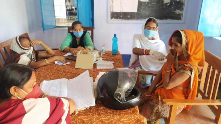 स्वास्थ्यकर्मी घर-घर जाकर लोगों को वैक्सीनेशन के प्रति जागरूक कर रहे हैं