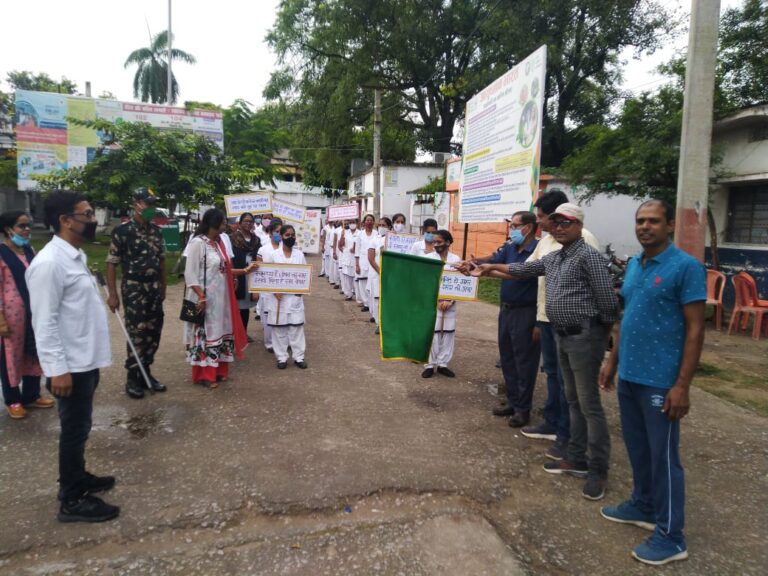 कुपोषण मुक्त समाज के निर्माण को एएनएम स्कूल की छात्राओं ने निकाली जागरूकता रैली