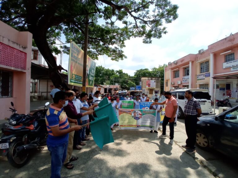 परिवार नियोजन पखवाड़ा को लेकर प्रचार वाहन को सिविल सर्जन ने किया रवाना