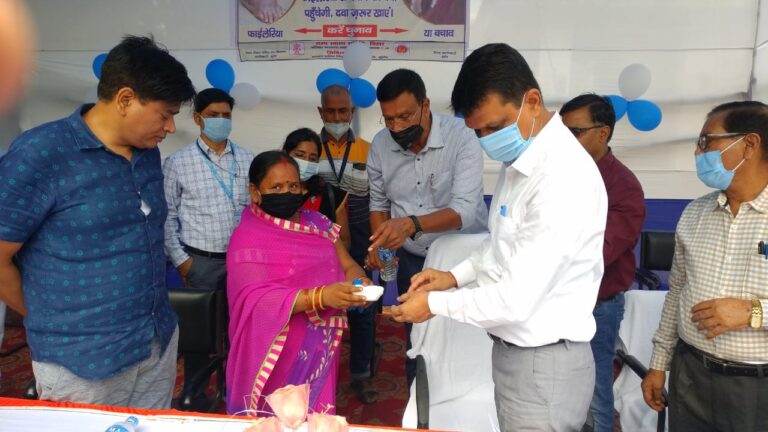10 वर्ष से फाइलेरिया कि रोगी सीता देवी को अपने सामने फाइलेरिया कि दवा सेवन करवाकर जिलाधिकारी ने किया एमडीए कार्यक्रम का शुभारंभ
