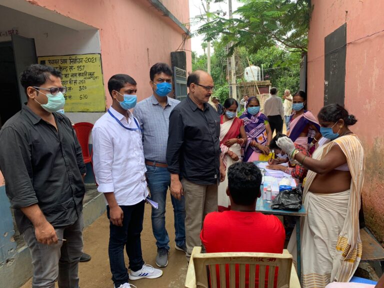 वोट देने के साथ टीका लेने में भी लोग दिखा रहे उत्साह