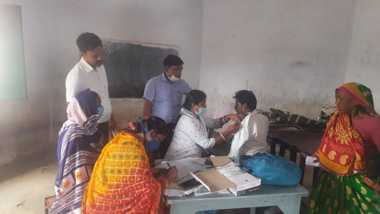 550 से अधिक लोगों को लगे टीके, 330 की हुई जांच