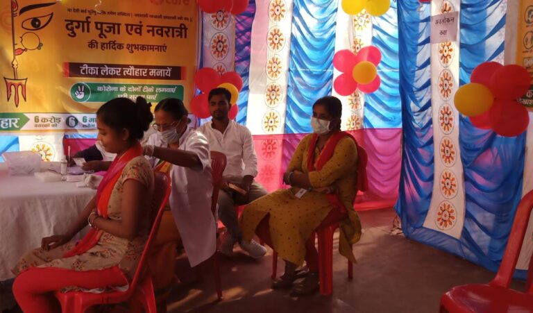 पूजा पंडालों में विशेष वैक्सीनेशन शिविर आयोजित, लोगों को दी जा रही है वैक्सीन