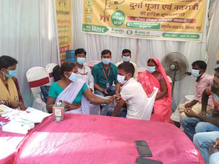 आस्था और स्वास्थ्य का समागम है पूजा पंडालों में ,पूजा संग हो रहा कोविड-19 टीकाकरण