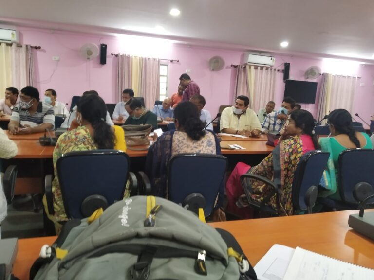 कोविड वैक्सीनेशन से वंचित लोगों के सर्वे की सफलता को ले जिलाधिकारी ने की बैठक, दिए निर्देश