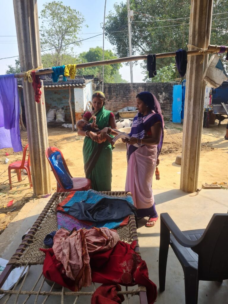 आशा कार्यकर्ता गृह भ्रमण कर जन्म से शारीरिक रूप से कमजोर  शिशु का कर रहीं स्वास्थ्य परीक्षण, दी जा रही आवश्यक सलाह