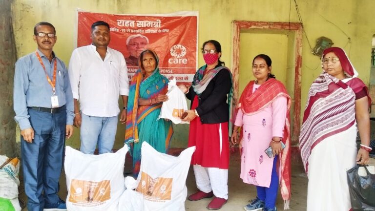 कोरोना से मृत हुए दिवंगत के आश्रितों के बीच राहत सामग्री का किया गया वितरण