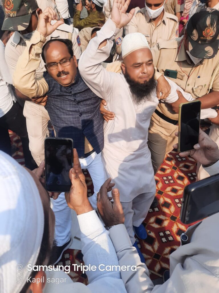 तीन महीने से सफाई कर्मचारियों का वेतन न मिलने पर प्रदर्शन