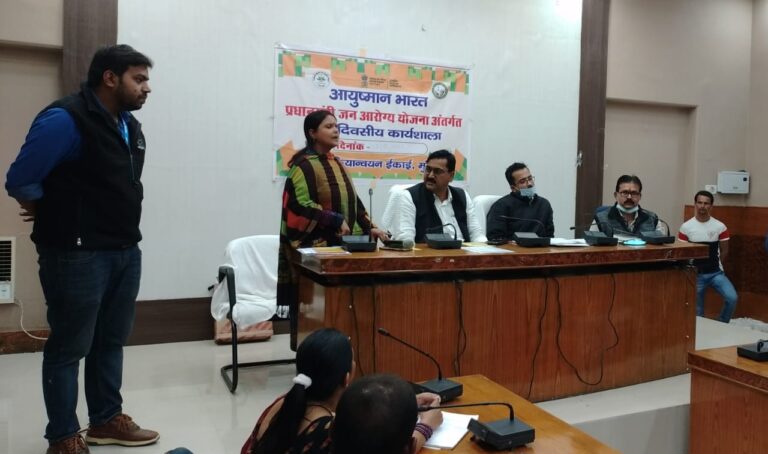 आयुष्मान कार्ड के पात्र लाभर्थियों से सम्पर्क कर  कार्ड बनवाने को जागरूक करेंगे विकास मित्र : डीडीसी