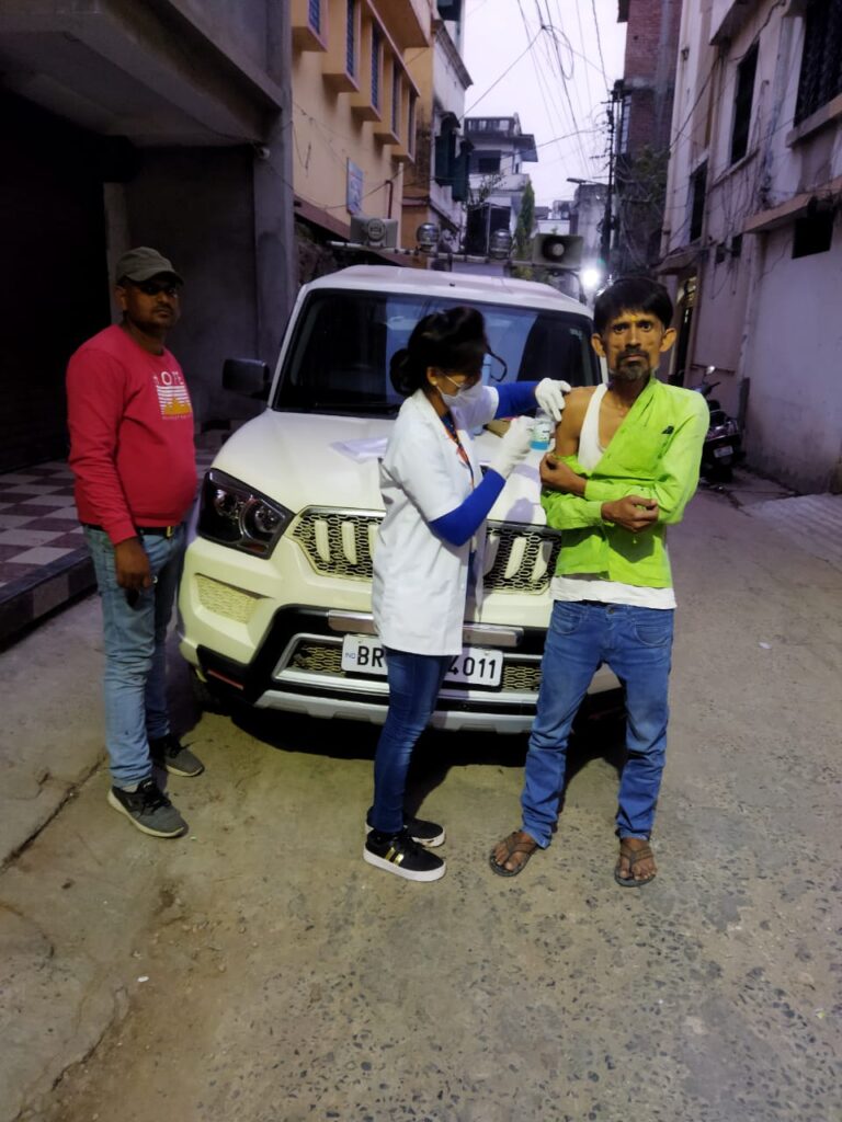 टीकाकरण वैन के माध्यम से घर-घर जाकर लोगों को लगाया गया टीका